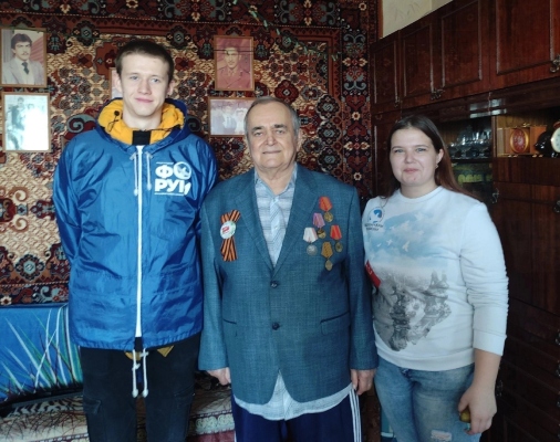 Связь поколений: Волонтëры Победы поздравили ветеранов с праздником